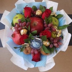 Buket od voća,cveća i slatkiša