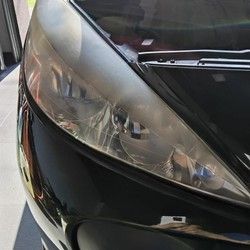 Reparacija farova na Peugeot automobilu
