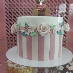 Dekorativna meda torta za devojčice 