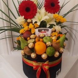 Poklon kutija sa cvećem,voćem i slatkišima