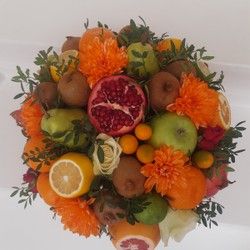 Kutija sa voćem i cvećem
