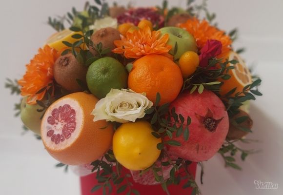 Kutija sa voćem i cvećem