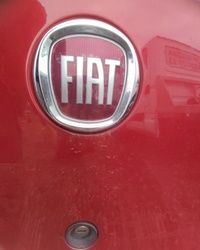 Znak crveni Fiat Punto 3