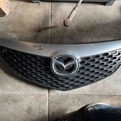 Mazda 3 maska izmedju farova