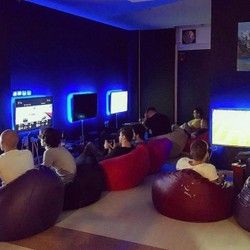 Doživite neverovatno iskustvo igranja video igrica sa najsavremenijim PS4 konzolama koje poseduje Caffe PC igraonica Bleyage iz Kragujevca