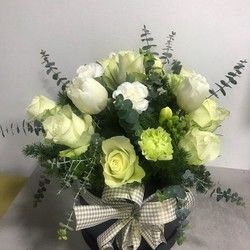 Buket cveća od belih ruža