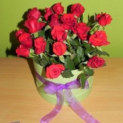 Aranžman crvenih ruža u kutiji sa mašnom