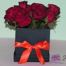 Crvene ruže u kutiji sa mašnom - idealno kao poklon