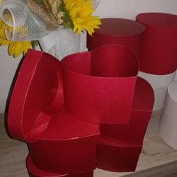 Ukrasne crvene kutije u obliku srca u ponudi Aurora ukrasnih kutija iz Kragujevca