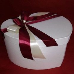 Ukrasne kutije u obliku srca sa ukrasnom mašnom savršene za darivanje