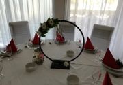 Cvetna dekoracija za svadbene stolove