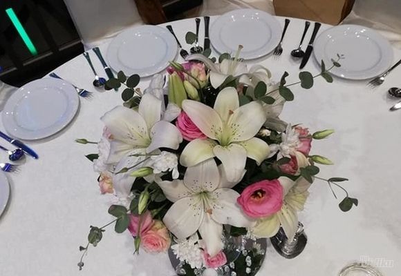 dekoracija-svadbenih-stolova-cvetni-aranzmani-ivana-5186e6.jpg