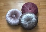 Stilski okrugli jastuci Prljavo roze pliš sa kristalnim dugmetom