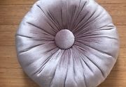 Stilski okrugli jastuci Prljavo roze pliš sa kristalnim dugmetom
