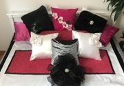 Stilski prekrivač za bračni krevet sa jastucima u romantičnom stilu