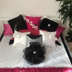 Stilski prekrivač za bračni krevet sa jastucima u romantičnom stilu