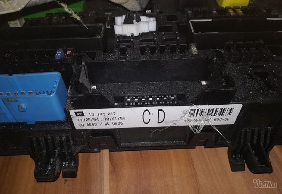kutija-releja-i-osiguraca-u-gepeku-opel-astra-h-949ade.jpg