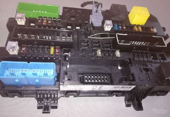 kutija-releja-i-osiguraca-u-gepeku-opel-astra-h-64e8c4.jpg