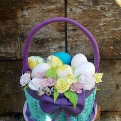 Svečana torta u obliku korpe za jaja i sa cvećem