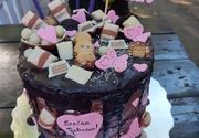 Torta sa roze detaljima
