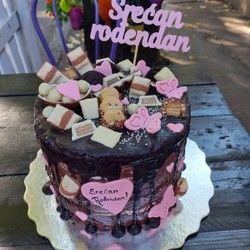 Torta sa roze detaljima