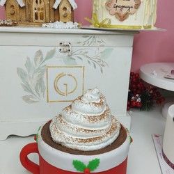 Novogodišnja torta, šolja tople čokolade