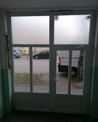 Ulazna vrata na stambenoj zgradi u Smederevu