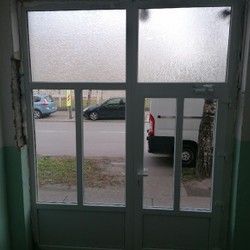 Ulazna vrata na stambenoj zgradi u Smederevu