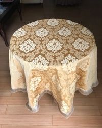 Okrugli stilski stolnjak od brokata sa svilenim resama