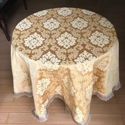 Okrugli stilski stolnjak od brokata sa svilenim resama