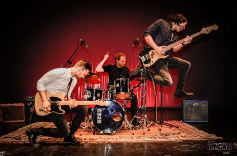 Muzički bend ili DJ- Šta je bolje za vašu proslavu?